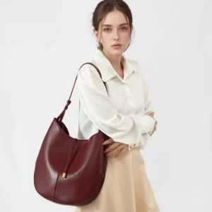 2025 New Women's Bag Crimson Metal Accessories Pendant Single Shoulder Large Bucket Bag